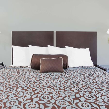 Days Inn By Wyndham Market Center Dallas Love Field Dış mekan fotoğraf